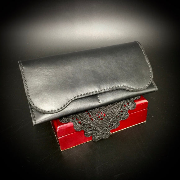 THE 'EVERYTHING FITS' CLUTCH