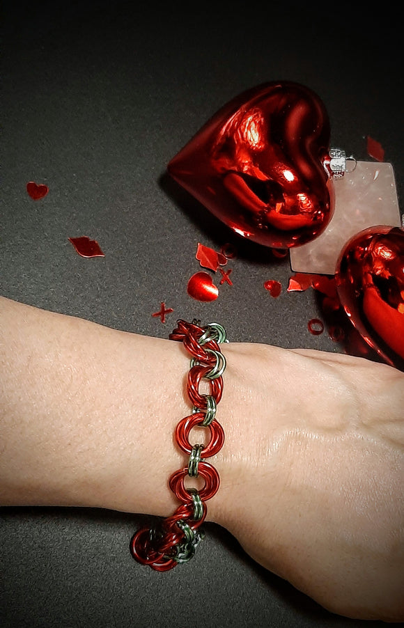 LIGHT GREEN AND RED ROSEBUD BRACELET (7inch)